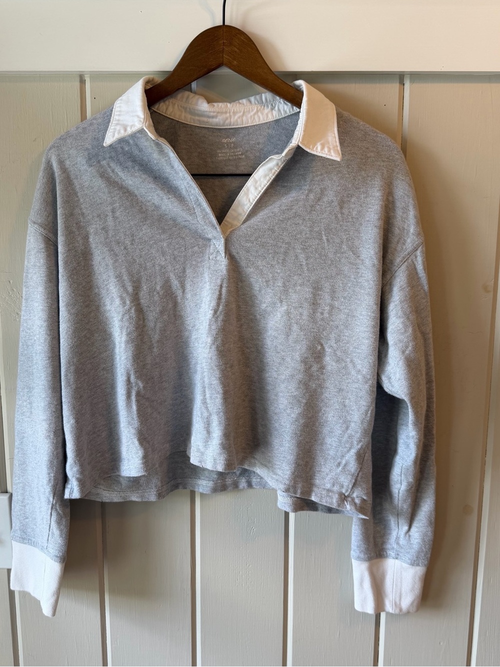 NWOT aerie Light Gray Cropped Top with White Collar, Size Small